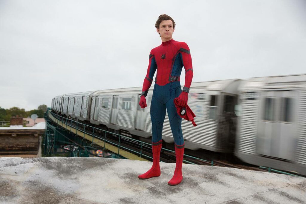Tom Holland jak Spiderman w filmie Spiderman Homecoming
