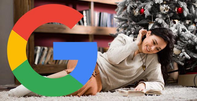 kobieta leżąca na dywanie, choinka w tle, logo Google na pierwszym planie