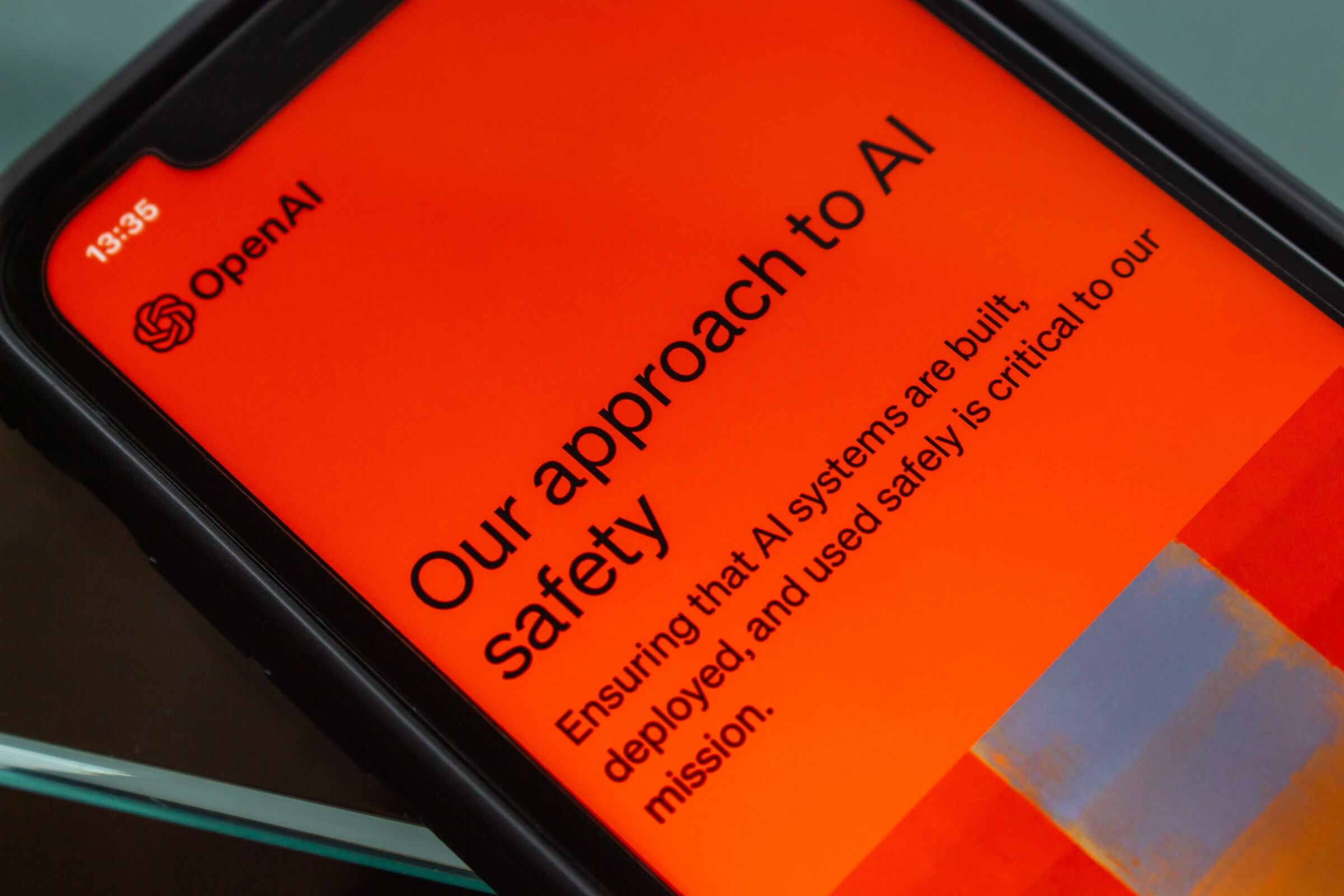 Vancouver, KANADA – 15 kwietnia 2023 r.: Artykuł „Nasze podejście do bezpieczeństwa sztucznej inteligencji” widoczny w witrynie OpenAI na ekranie iPhone'a. OpenAI to amerykańskie laboratorium badawcze zajmujące się sztuczną inteligencją (AI).