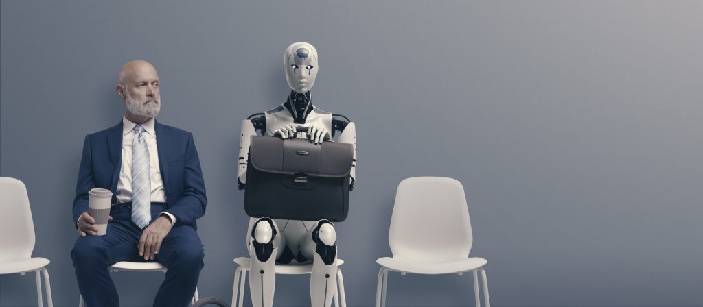 Człowiek i robot AI czekają na rozmowę kwalifikacyjną: AI kontra człowiek