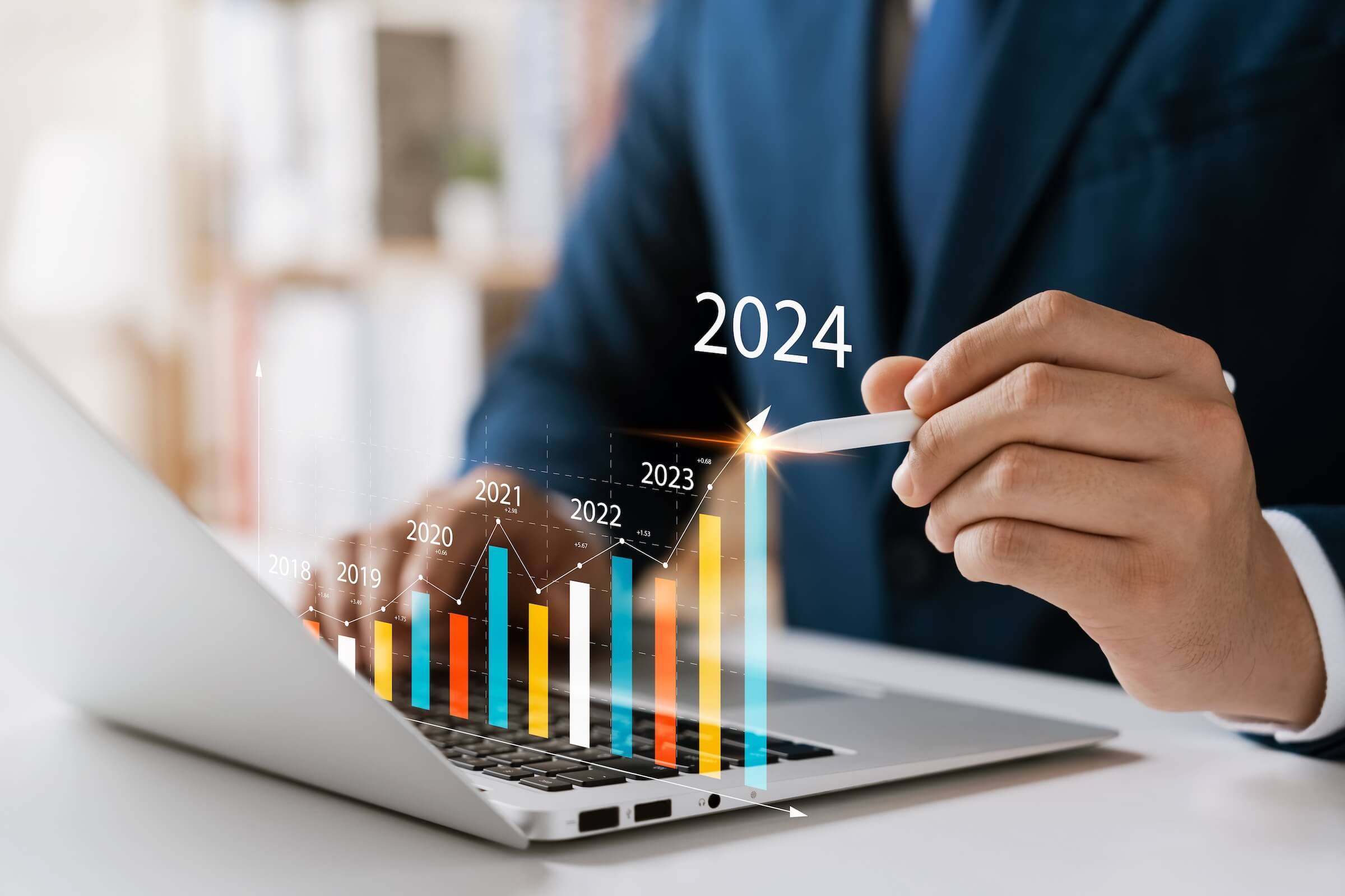 Biznesmen analizuje rentowność działających firm za pomocą cyfrowej grafiki rzeczywistości rozszerzonej, pozytywne wskaźniki w 2024 r