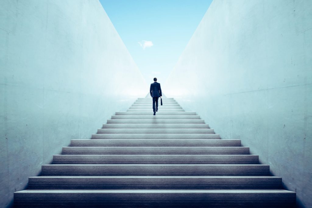 biznesmen wspinający się po schodach, koncepcja ambicji