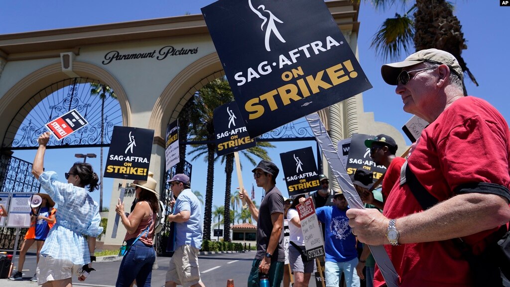 Strajkujący członkowie SAG-AFTRA pod siedzibą Paramount Pictures w Hollywood, 2023.