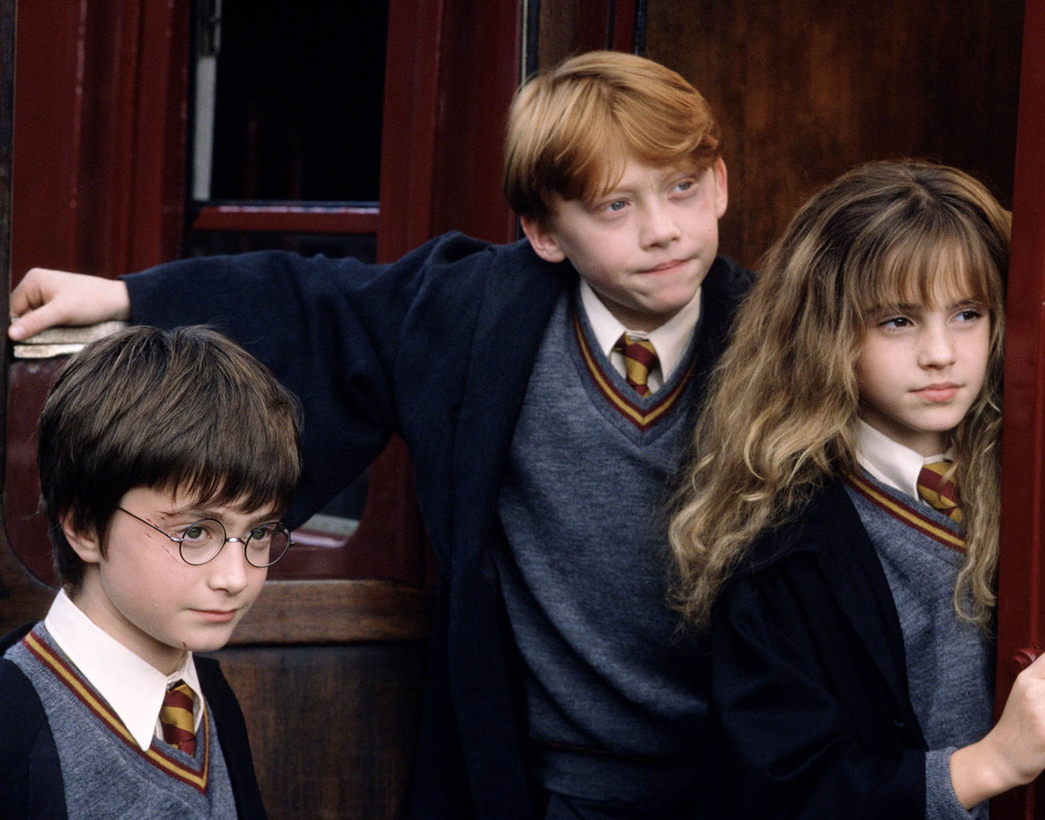 Harry (Daniel Radcliffe), Ron (Rupert Grint) i Hermiona (Emma Watson) w filmie "Harry Potter: Kamień filozoficzny". Źródło.