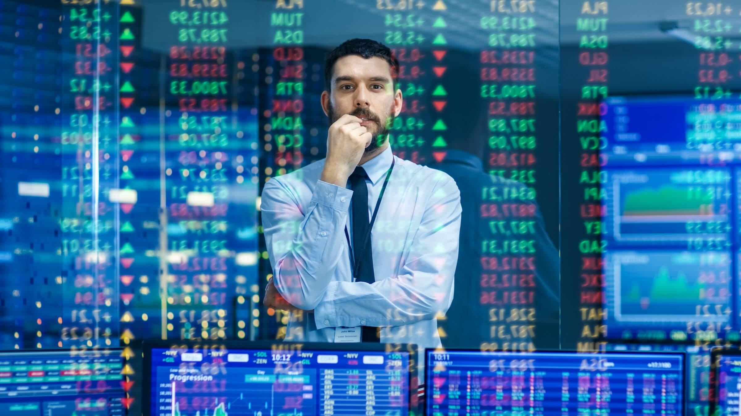 Rynek akcji top trader, mężczyzna patrzy na prognozowane numery i wykresy
