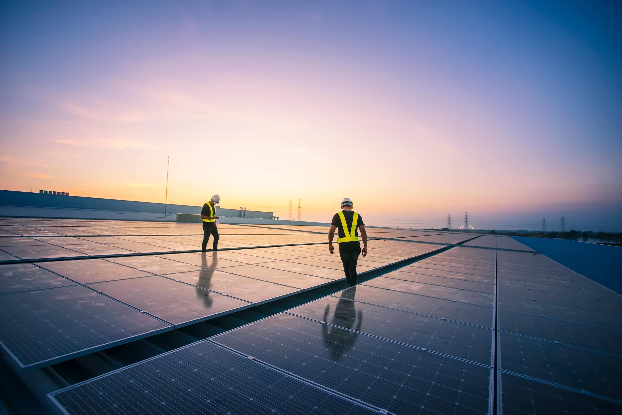 Technologia ogniwa słonecznego, Inżynier serwisu sprawdza instalację ogniwa słonecznego na dachu fabryki rano.
