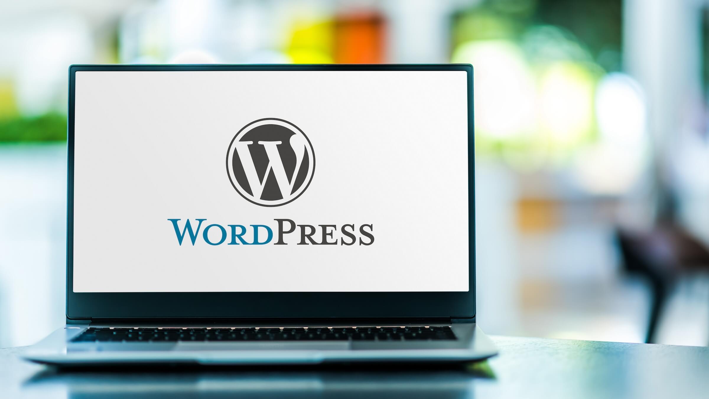 laptop z wyświetlonym logo WordPress na ekranie