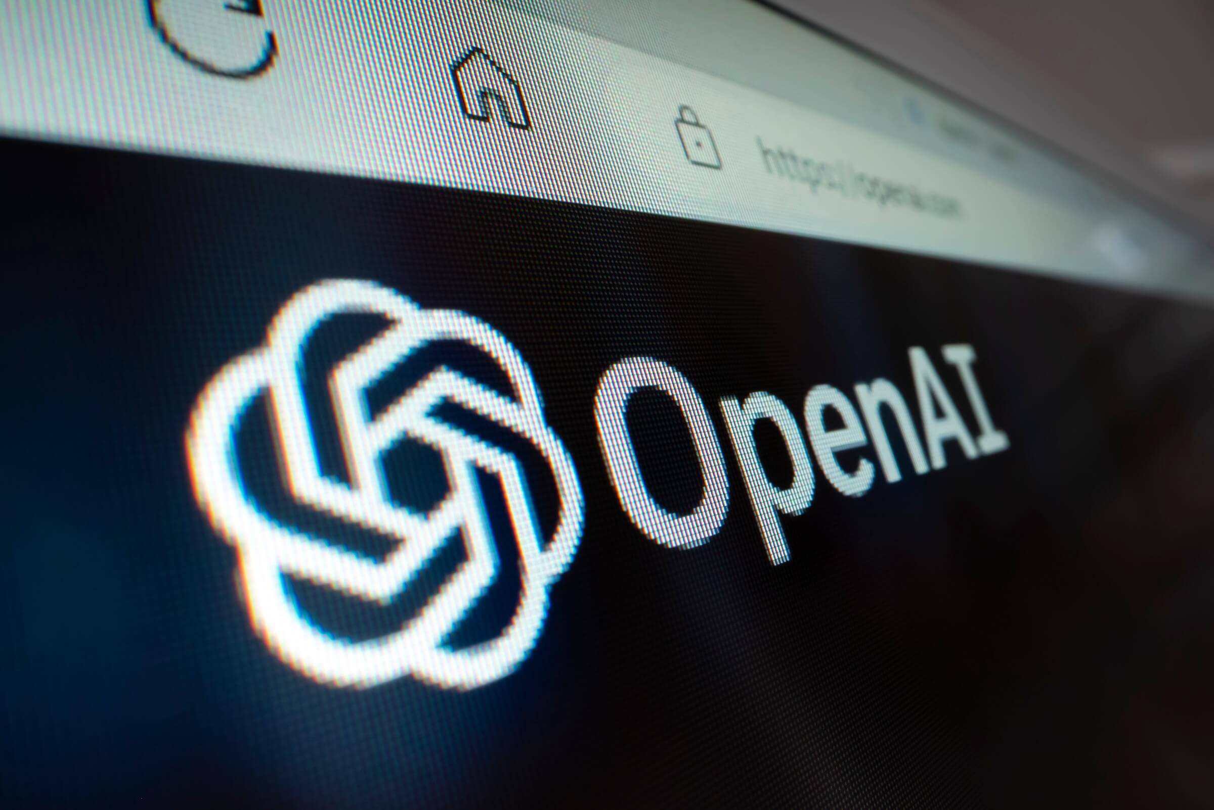 zbliżenie na logo OpenAI na monitorze