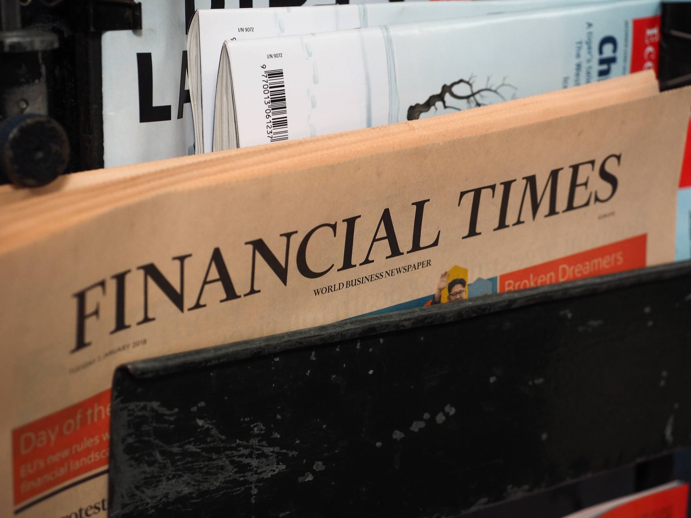 zbliżenie na nagłówek Financial Times